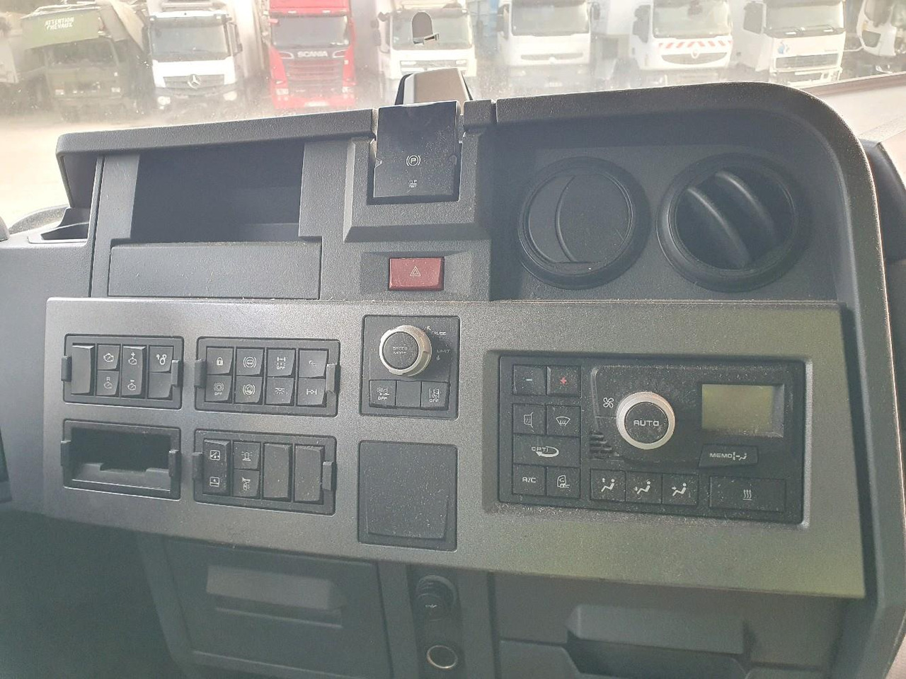 Влекач RENAULT T520: снимка 14