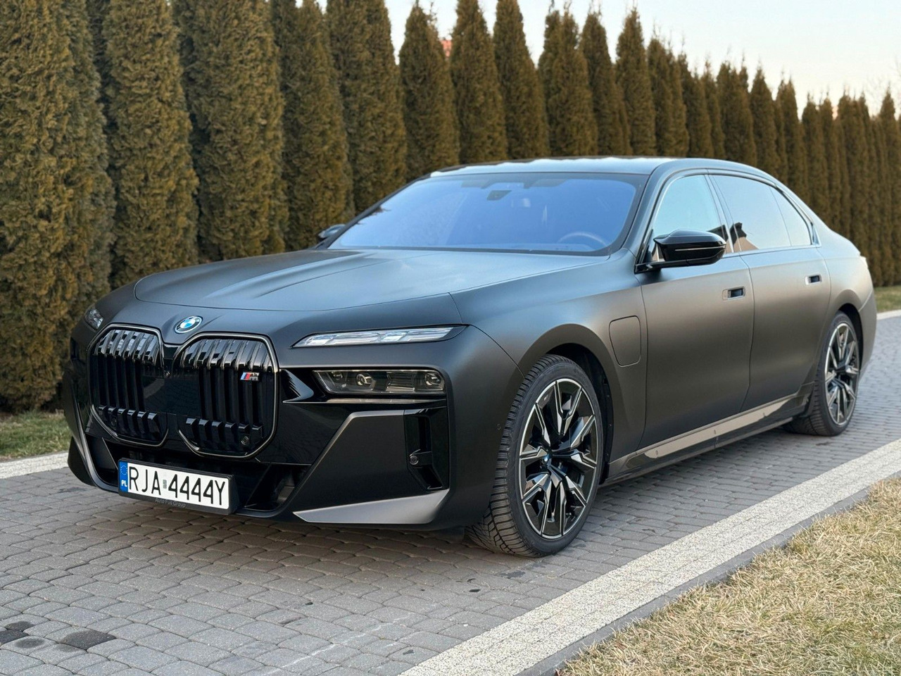BMW M760 Baureihe 7 Lim M760 e xDrive - Седан: снимка 1 BMW M760 Baureihe 7 Lim M760 e xDrive - Седан: снимка 1