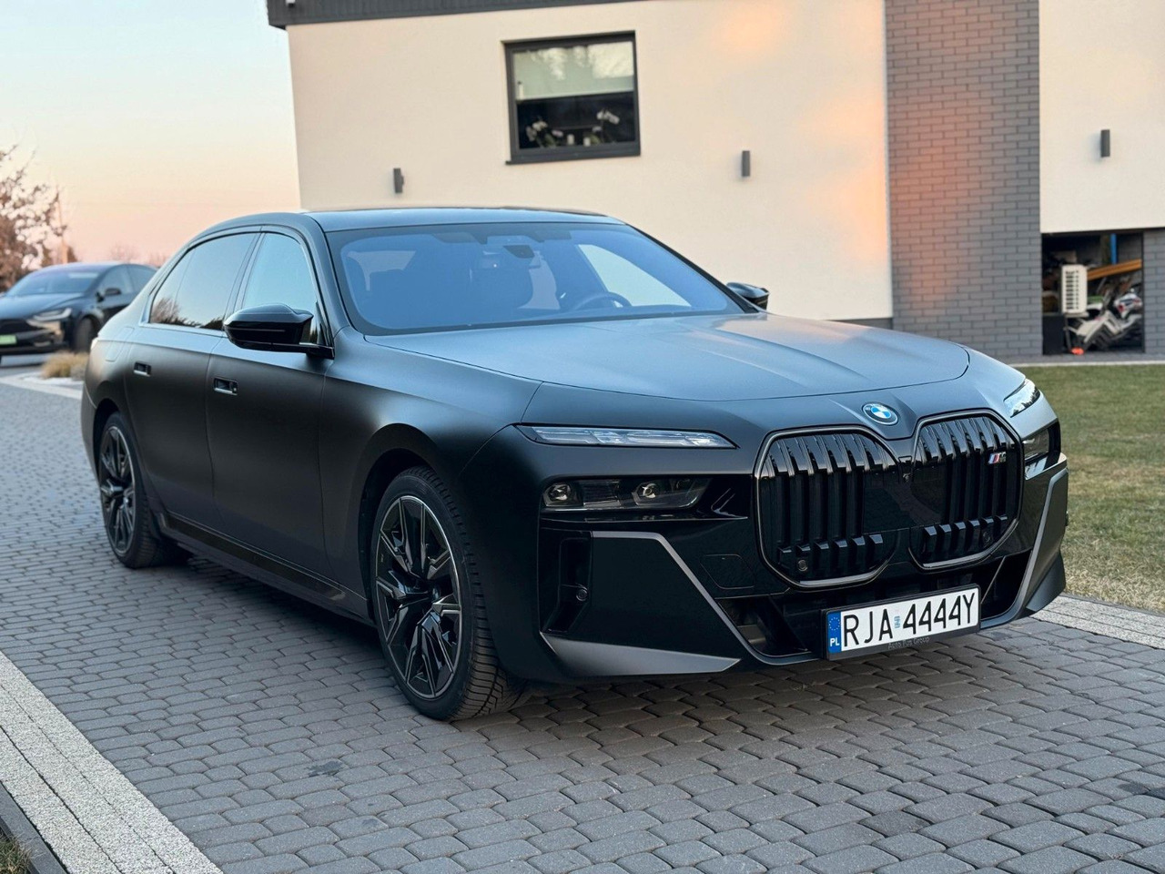 BMW M760 Baureihe 7 Lim M760 e xDrive - Седан: снимка 3 BMW M760 Baureihe 7 Lim M760 e xDrive - Седан: снимка 3