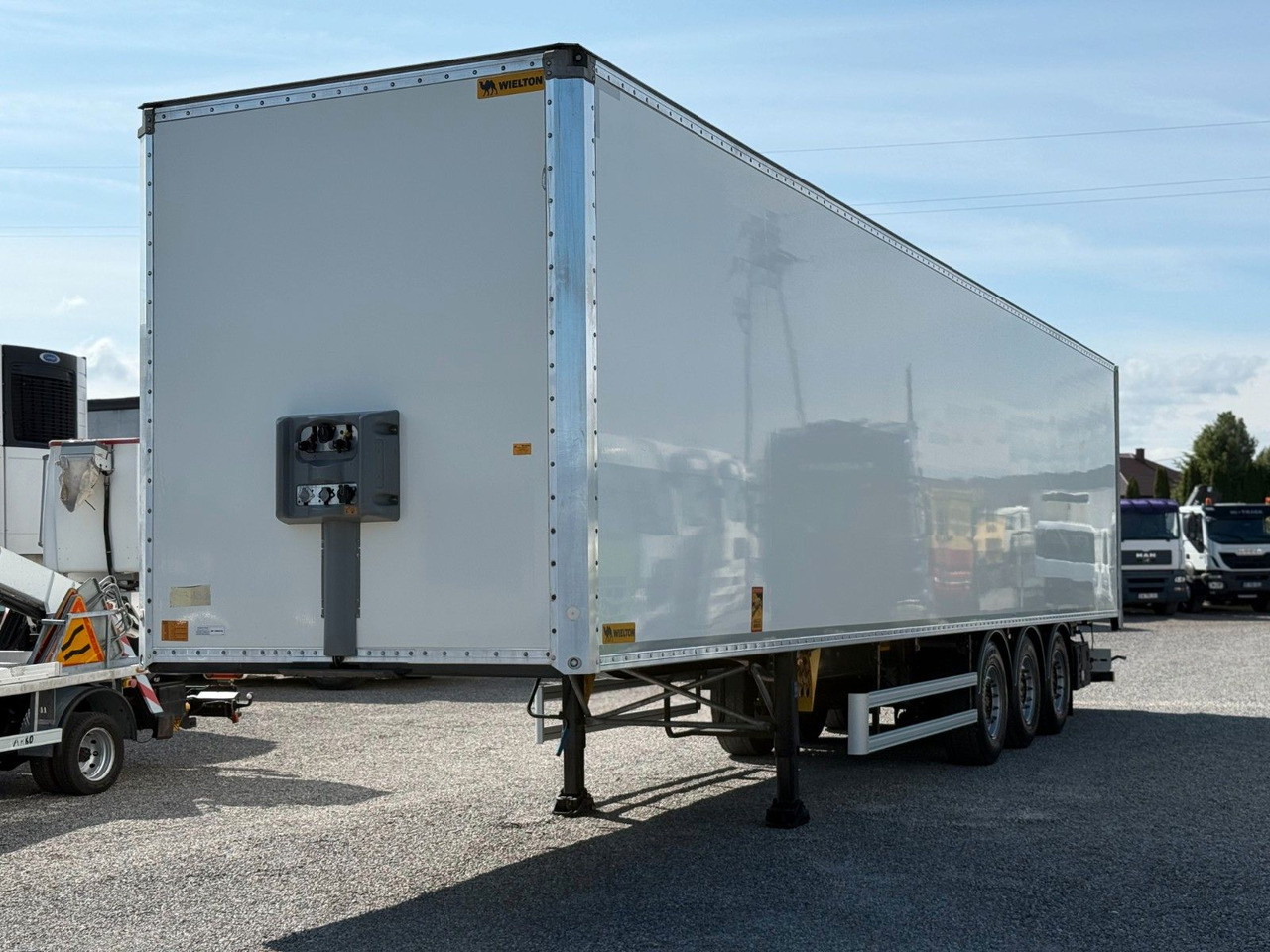 Wielton AXLE SAF BOX LIFTED AXLE - Затворена каросерия полуремарке: снимка 3 Wielton AXLE SAF BOX LIFTED AXLE - Затворена каросерия полуремарке: снимка 3