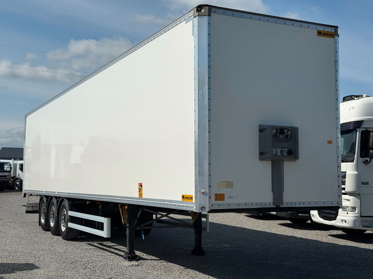 Wielton AXLE SAF BOX LIFTED AXLE - Затворена каросерия полуремарке: снимка 1 Wielton AXLE SAF BOX LIFTED AXLE - Затворена каросерия полуремарке: снимка 1