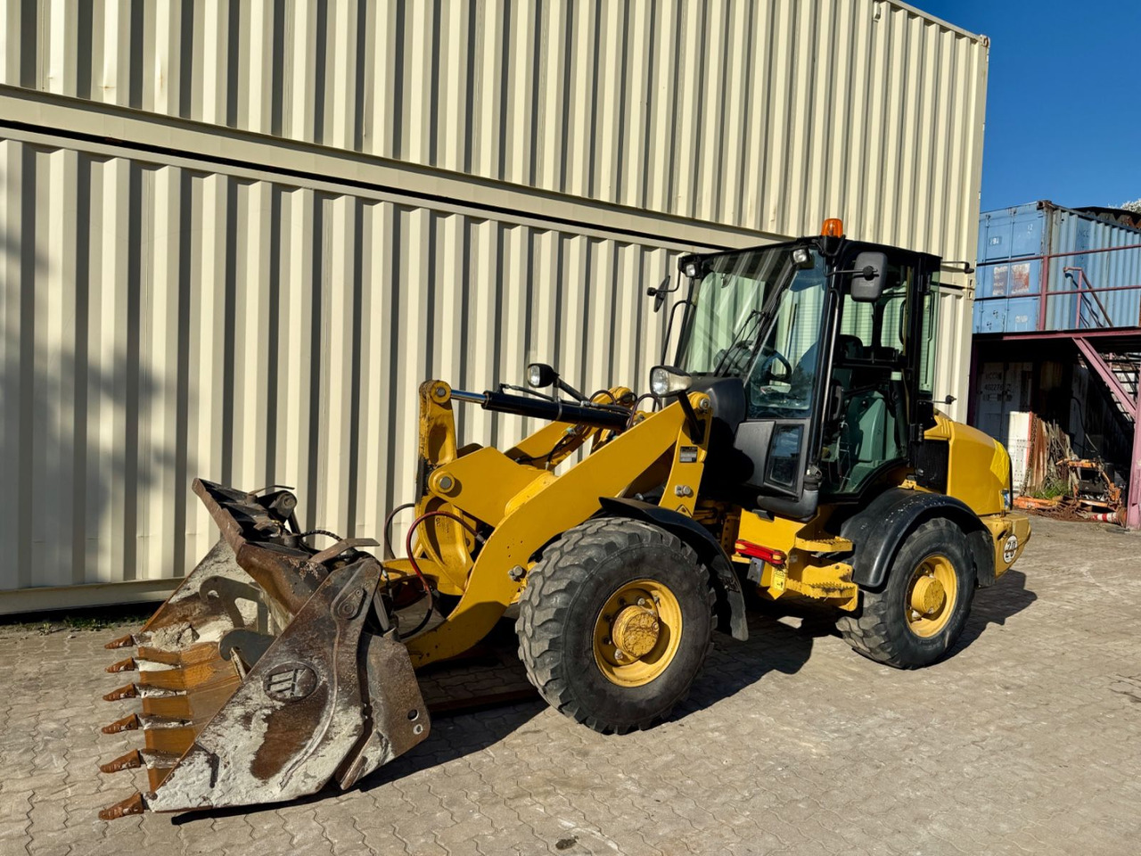 CAT 907H2 / 2014 BJ / 6.390 H / Schaufel + Gabel - Колесен товарач: снимка 1 CAT 907H2 / 2014 BJ / 6.390 H / Schaufel + Gabel - Колесен товарач: снимка 1