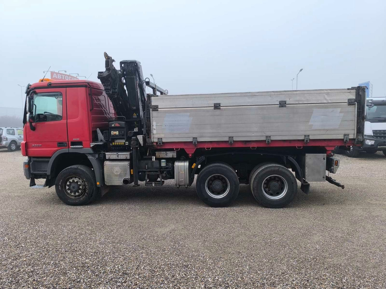 Mercedes-Benz ACTROS 3355 V8 6X6 HIAB 211 EP-5 HIPRO - Самосвал камион, Камион с кран: снимка 4 Mercedes-Benz ACTROS 3355 V8 6X6 HIAB 211 EP-5 HIPRO - Самосвал камион, Камион с кран: снимка 4