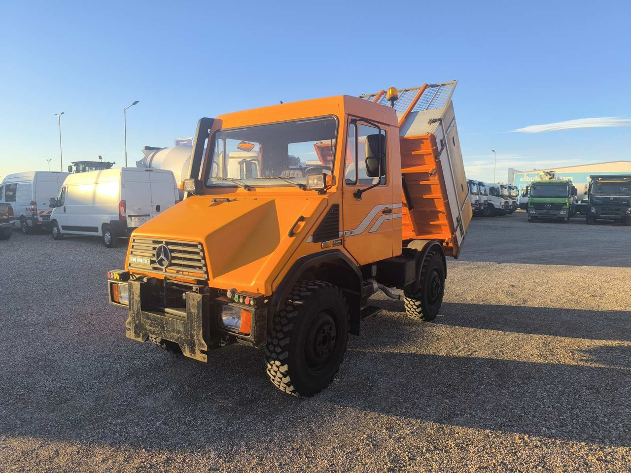 UNIMOG U90 - Самосвал камион: снимка 3 UNIMOG U90 - Самосвал камион: снимка 3