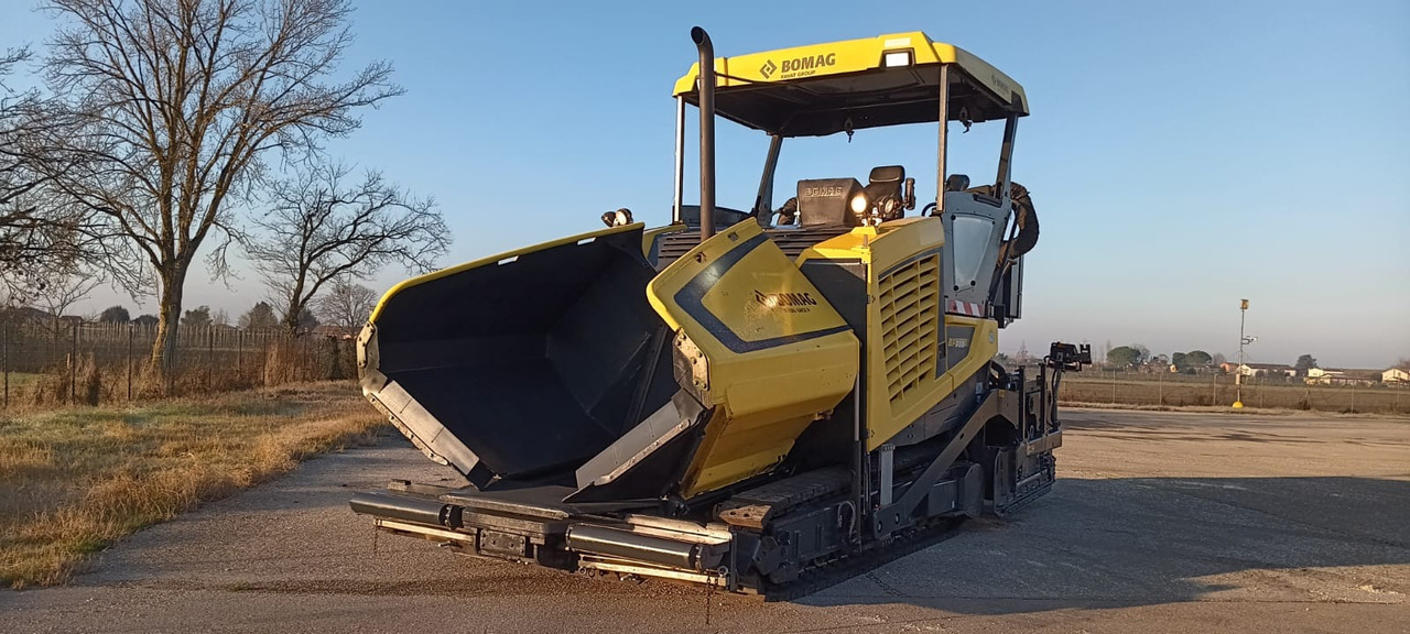 BOMAG IT BF 700 C-2 S500 Stage IV/Tier 4f - Асфалтополагач: снимка 1 BOMAG IT BF 700 C-2 S500 Stage IV/Tier 4f - Асфалтополагач: снимка 1