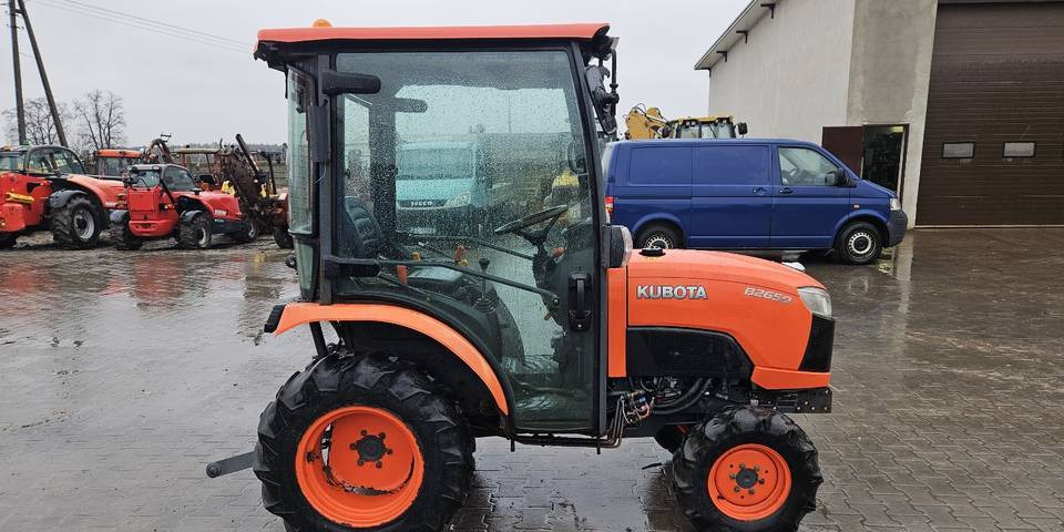 Ciągnik Kubota B2650 4x4 klima 26 KM hydrostat - Трактор: снимка 5 Ciągnik Kubota B2650 4x4 klima 26 KM hydrostat - Трактор: снимка 5