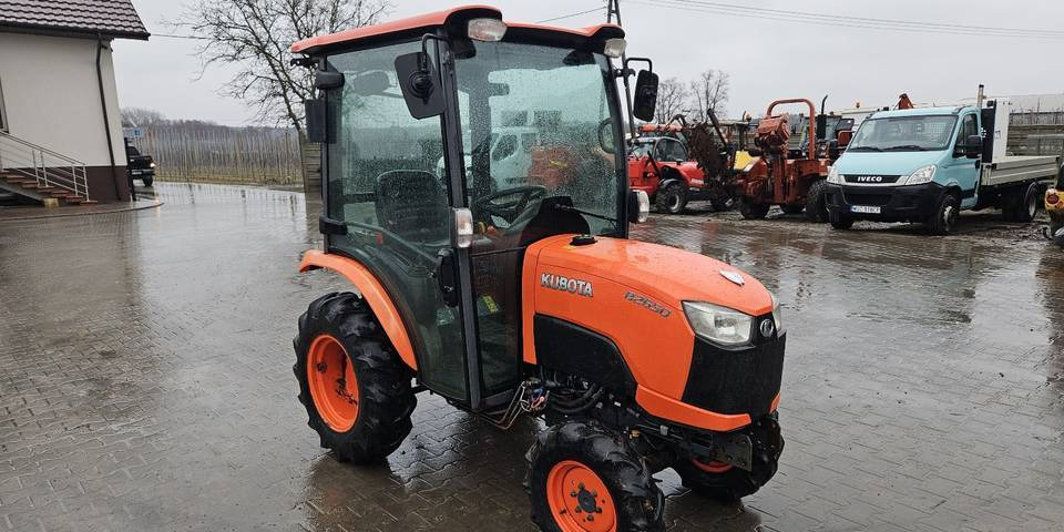 Ciągnik Kubota B2650 4x4 klima 26 KM hydrostat - Трактор: снимка 4 Ciągnik Kubota B2650 4x4 klima 26 KM hydrostat - Трактор: снимка 4
