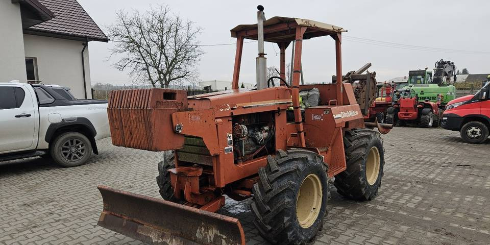 Koparka łańcuchowa Ditch Witch 7610 - Колесен багер: снимка 2 Koparka łańcuchowa Ditch Witch 7610 - Колесен багер: снимка 2