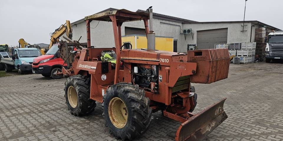 Koparka łańcuchowa Ditch Witch 7610 - Колесен багер: снимка 4 Koparka łańcuchowa Ditch Witch 7610 - Колесен багер: снимка 4