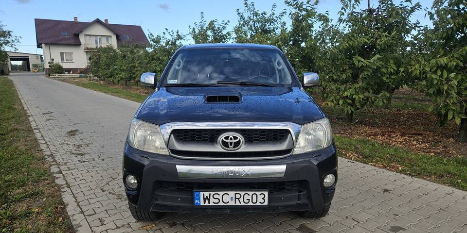 Toyota Hilux 3.0 SR5 automat 4x4 - Пикап: снимка 2 Toyota Hilux 3.0 SR5 automat 4x4 - Пикап: снимка 2