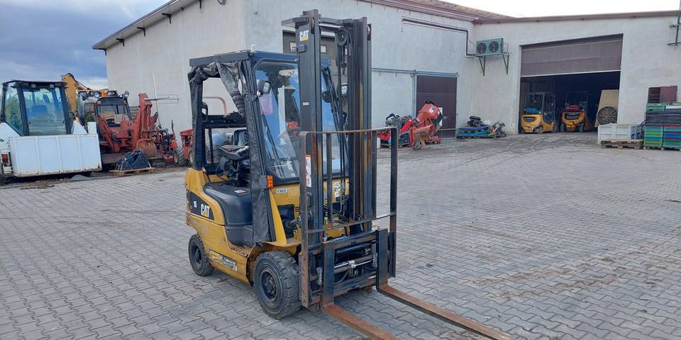 Wózek widłowy Caterpillar GP15N 1,5t pozycjoner, przesuw CAT - Газокар: снимка 5 Wózek widłowy Caterpillar GP15N 1,5t pozycjoner, przesuw CAT - Газокар: снимка 5