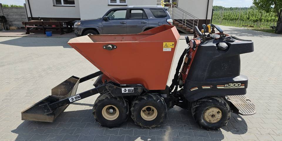 Wozidło samozaładowcze Ditch Witch R300 koparka łańcuchowa - Мини самосвал: снимка 1 Wozidło samozaładowcze Ditch Witch R300 koparka łańcuchowa - Мини самосвал: снимка 1