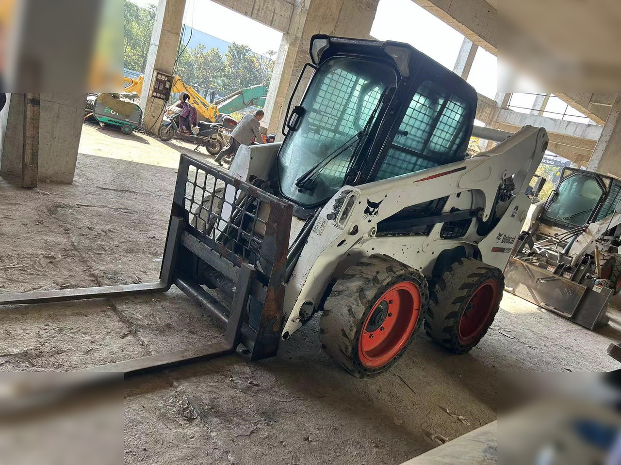 BOBCAT S750 - Мини челен товарач: снимка 3 BOBCAT S750 - Мини челен товарач: снимка 3