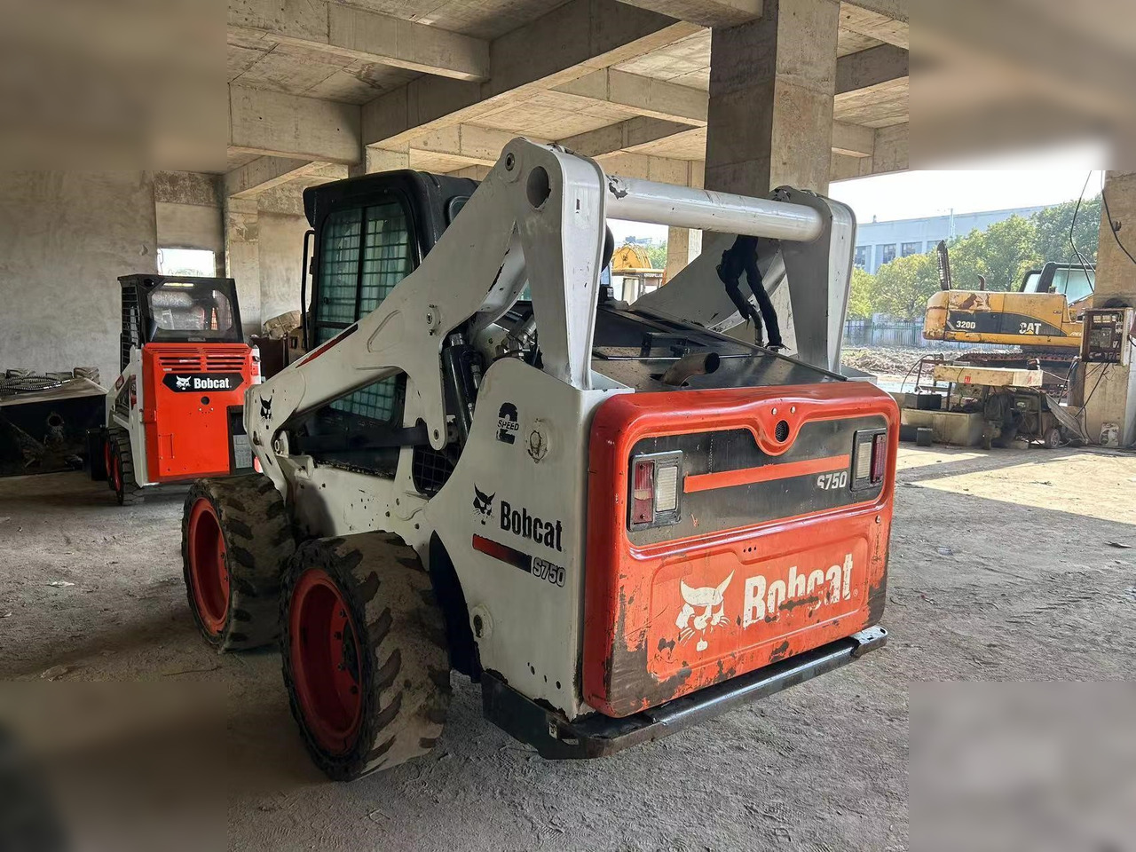 BOBCAT S750 - Мини челен товарач: снимка 2 BOBCAT S750 - Мини челен товарач: снимка 2
