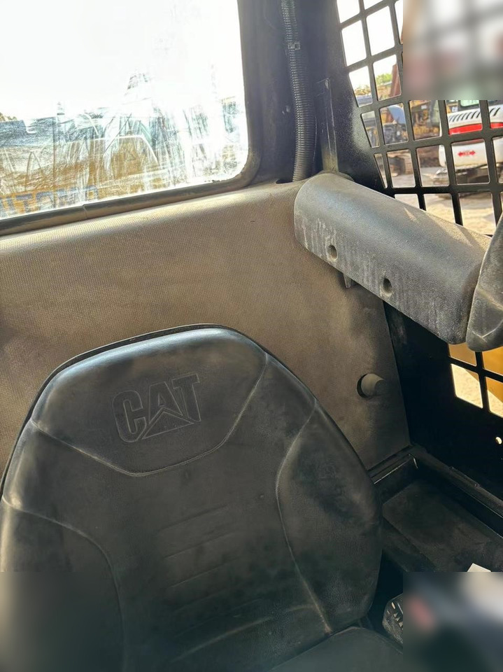 CATERPILLAR 226B - Мини челен товарач: снимка 4 CATERPILLAR 226B - Мини челен товарач: снимка 4