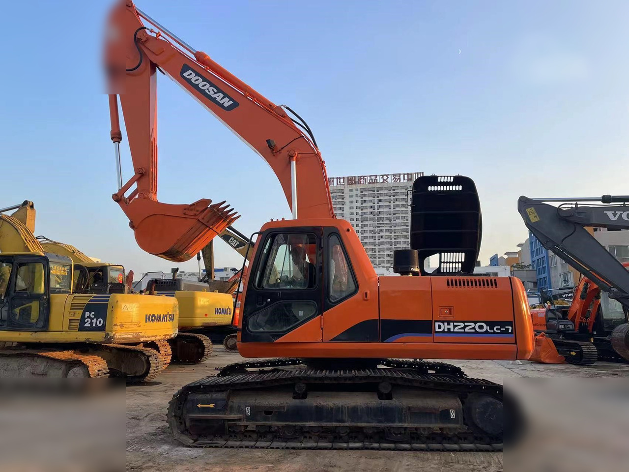 DOOSAN DH220 LC-7 - Верижен багер: снимка 1 DOOSAN DH220 LC-7 - Верижен багер: снимка 1