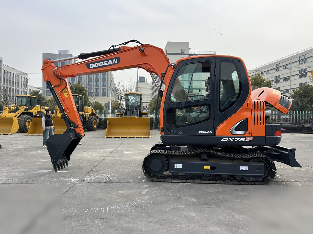 DOOSAN DX75-9CN - Верижен багер: снимка 1 DOOSAN DX75-9CN - Верижен багер: снимка 1