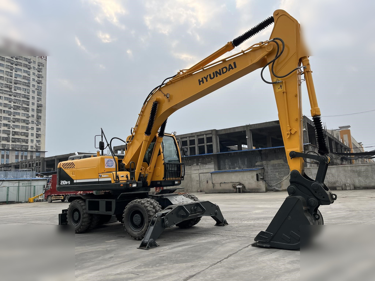 HYUNDAI ROBEX 210W-9 - Колесен багер: снимка 2 HYUNDAI ROBEX 210W-9 - Колесен багер: снимка 2