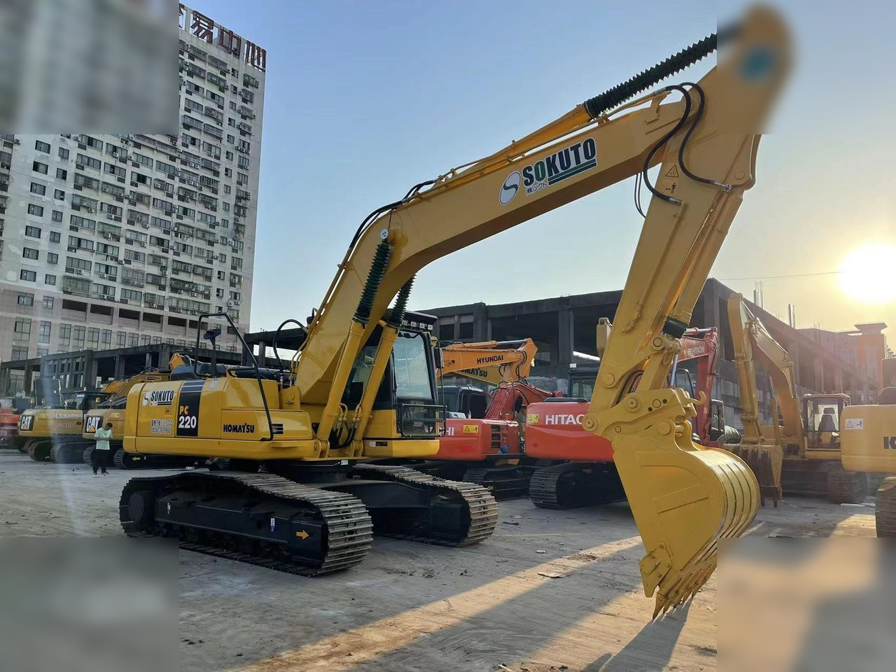 KOMATSU PC220-8 - Верижен багер: снимка 1 KOMATSU PC220-8 - Верижен багер: снимка 1