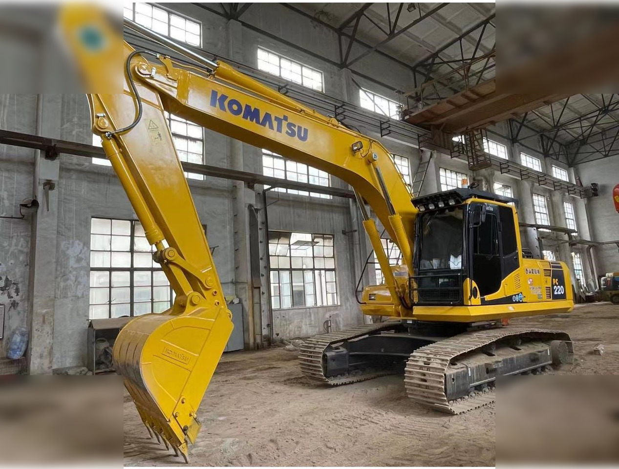KOMATSU PC220-8N1 - Верижен багер: снимка 1 KOMATSU PC220-8N1 - Верижен багер: снимка 1