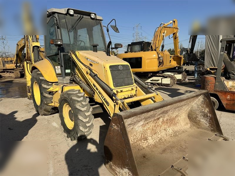 NEW HOLLAND LB95B-4PT - Багер-товарач: снимка 3 NEW HOLLAND LB95B-4PT - Багер-товарач: снимка 3