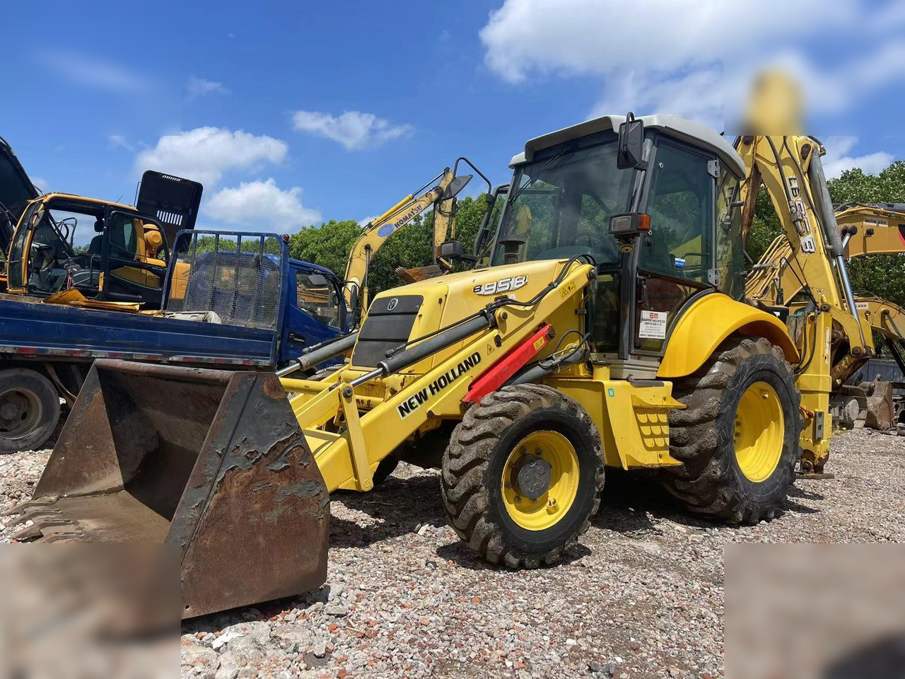 NEW HOLLAND LB95B-4PT - Багер-товарач: снимка 3 NEW HOLLAND LB95B-4PT - Багер-товарач: снимка 3