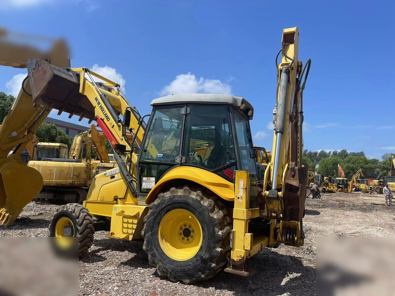 NEW HOLLAND LB95B-4PT - Багер-товарач: снимка 2 NEW HOLLAND LB95B-4PT - Багер-товарач: снимка 2