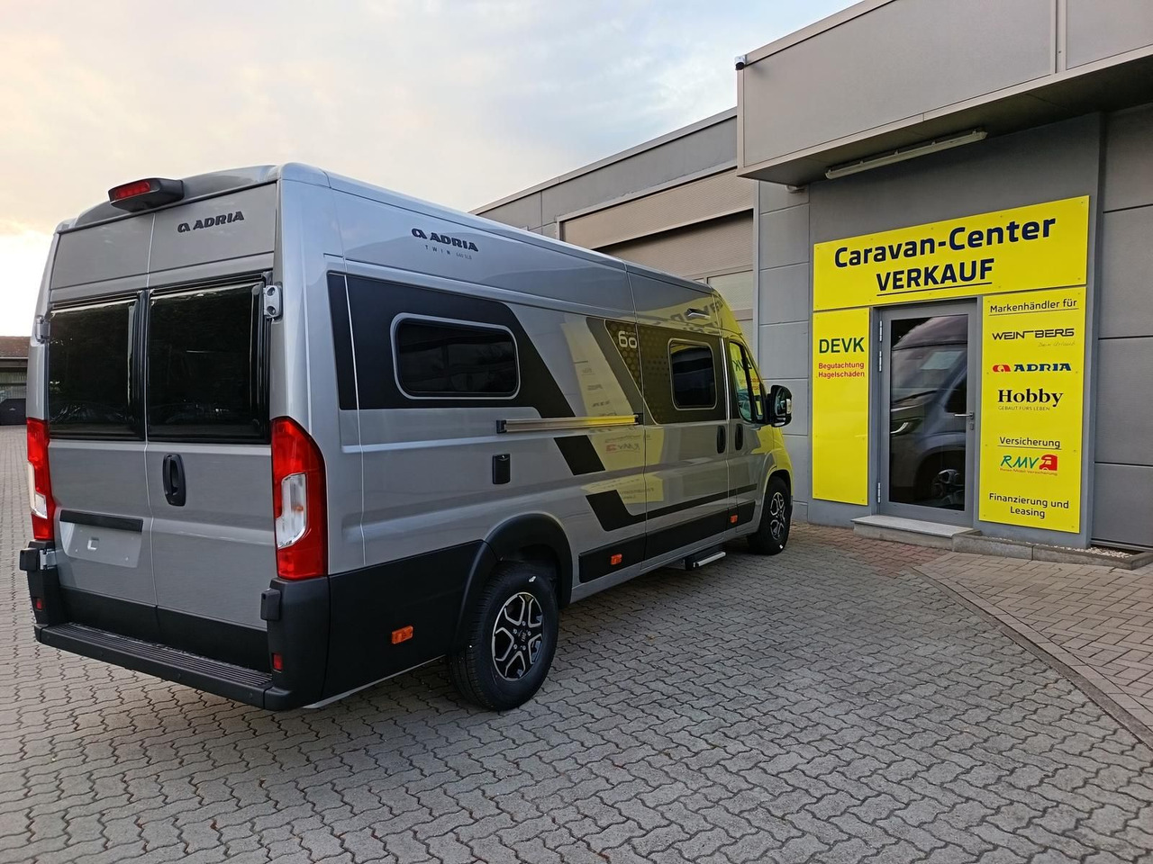 Adria Twin "60Y" 640 SLB*180 PS*4,25t MAXI*COMBI D 6E* - Кемпер ван: снимка 4 Adria Twin "60Y" 640 SLB*180 PS*4,25t MAXI*COMBI D 6E* - Кемпер ван: снимка 4