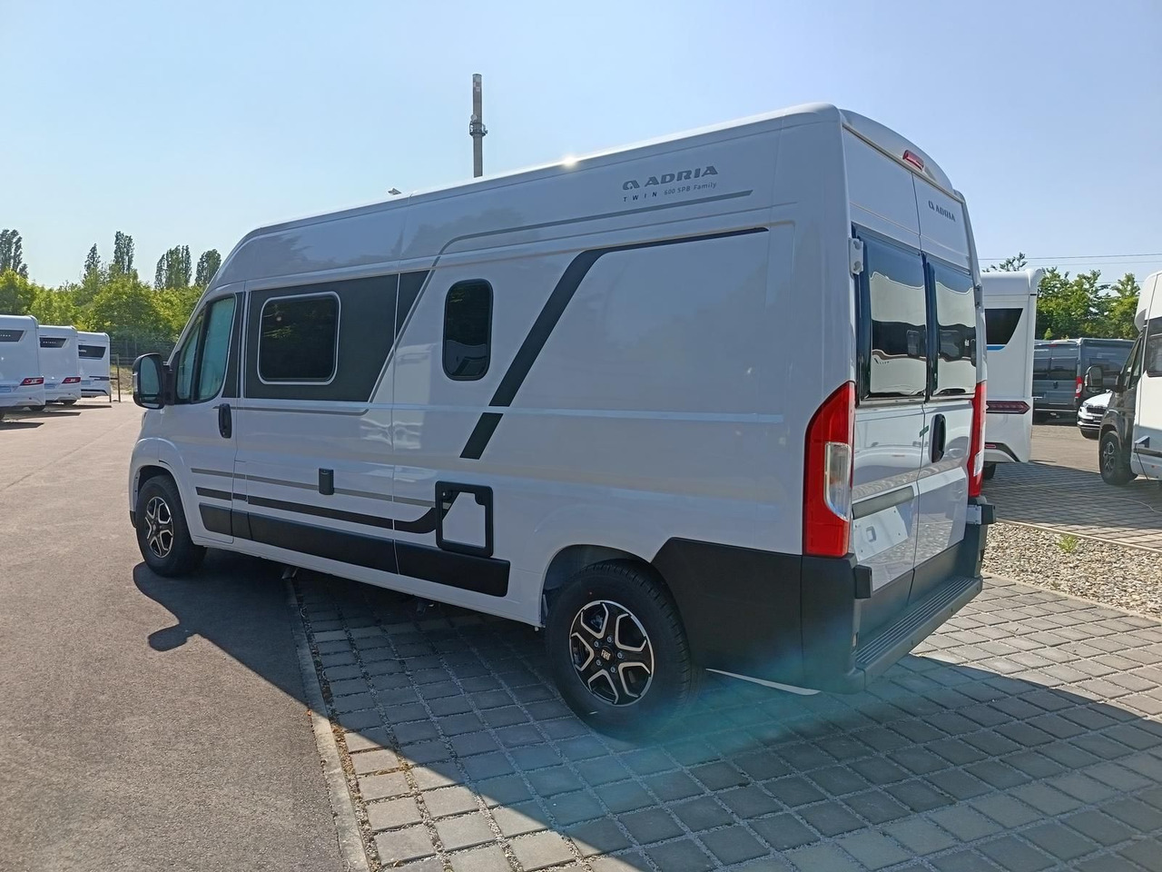 Adria Twin Twin 600 SPB Family*SAFETY+STYLE*DAB*SOFORT - Кемпер ван: снимка 4 Adria Twin Twin 600 SPB Family*SAFETY+STYLE*DAB*SOFORT - Кемпер ван: снимка 4