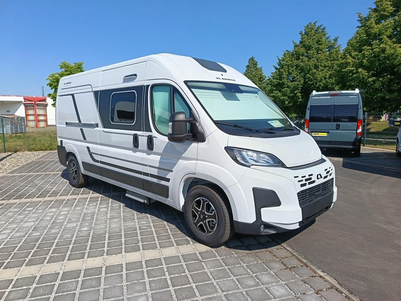 Adria Twin Twin 600 SPB Family*SAFETY+STYLE*DAB*SOFORT - Кемпер ван: снимка 2 Adria Twin Twin 600 SPB Family*SAFETY+STYLE*DAB*SOFORT - Кемпер ван: снимка 2