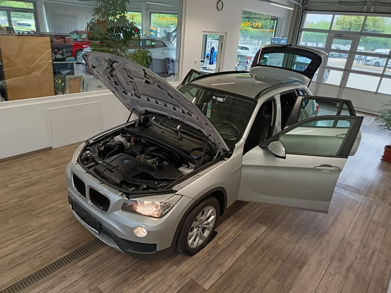 BMW X1 sDrive 18i 110 kW*SITZHEIZUNG*KLIMAAUTOMATIK - Джип: снимка 2 BMW X1 sDrive 18i 110 kW*SITZHEIZUNG*KLIMAAUTOMATIK - Джип: снимка 2