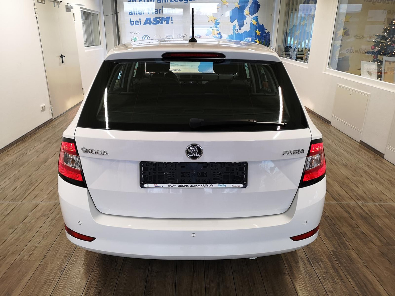 Skoda Fabia Combi Ambition 1.0TSI 81kW+R-KAM+PDC+KLIMA - Лек автомобил: снимка 4 Skoda Fabia Combi Ambition 1.0TSI 81kW+R-KAM+PDC+KLIMA - Лек автомобил: снимка 4