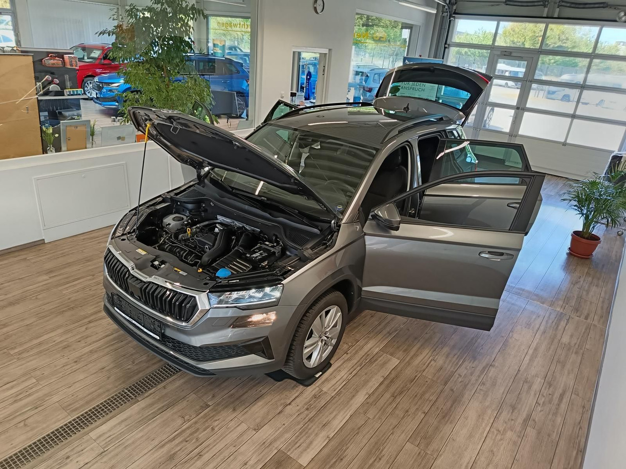 Skoda Karoq Selection 1.5 TSI DSG*NAVI*ACC*AHK-VORBER* - Джип: снимка 2 Skoda Karoq Selection 1.5 TSI DSG*NAVI*ACC*AHK-VORBER* - Джип: снимка 2