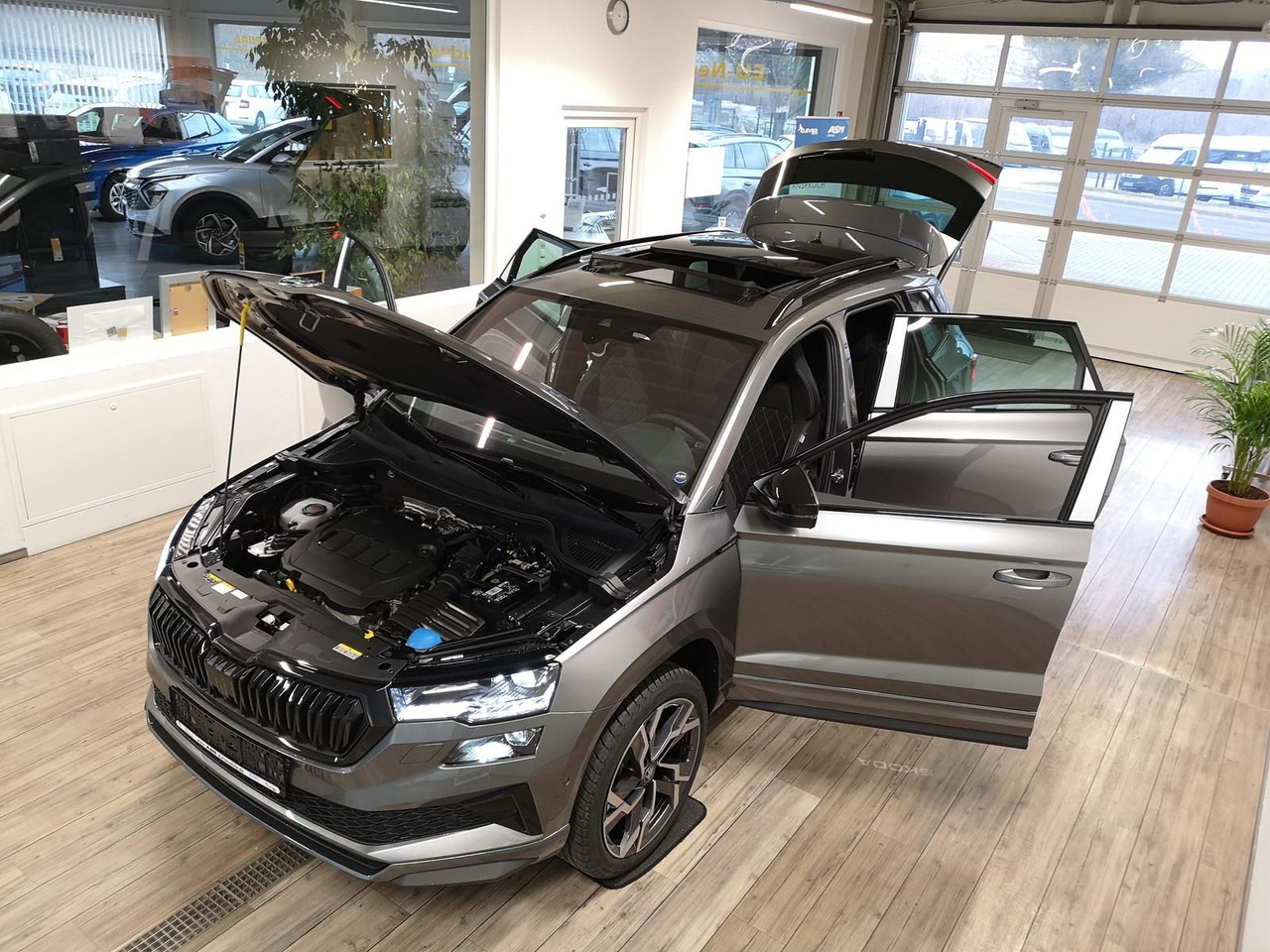 Skoda Karoq Sportline 2,0TDI DSG 4x4*PSD*AHK*360°*NAVI - Джип: снимка 2 Skoda Karoq Sportline 2,0TDI DSG 4x4*PSD*AHK*360°*NAVI - Джип: снимка 2