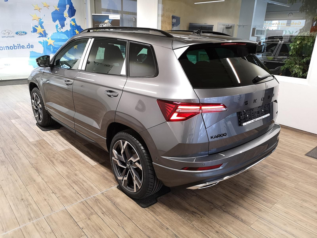 Skoda Karoq Sportline 2,0TDI DSG 4x4*PSD*AHK*360°*NAVI - Джип: снимка 4 Skoda Karoq Sportline 2,0TDI DSG 4x4*PSD*AHK*360°*NAVI - Джип: снимка 4
