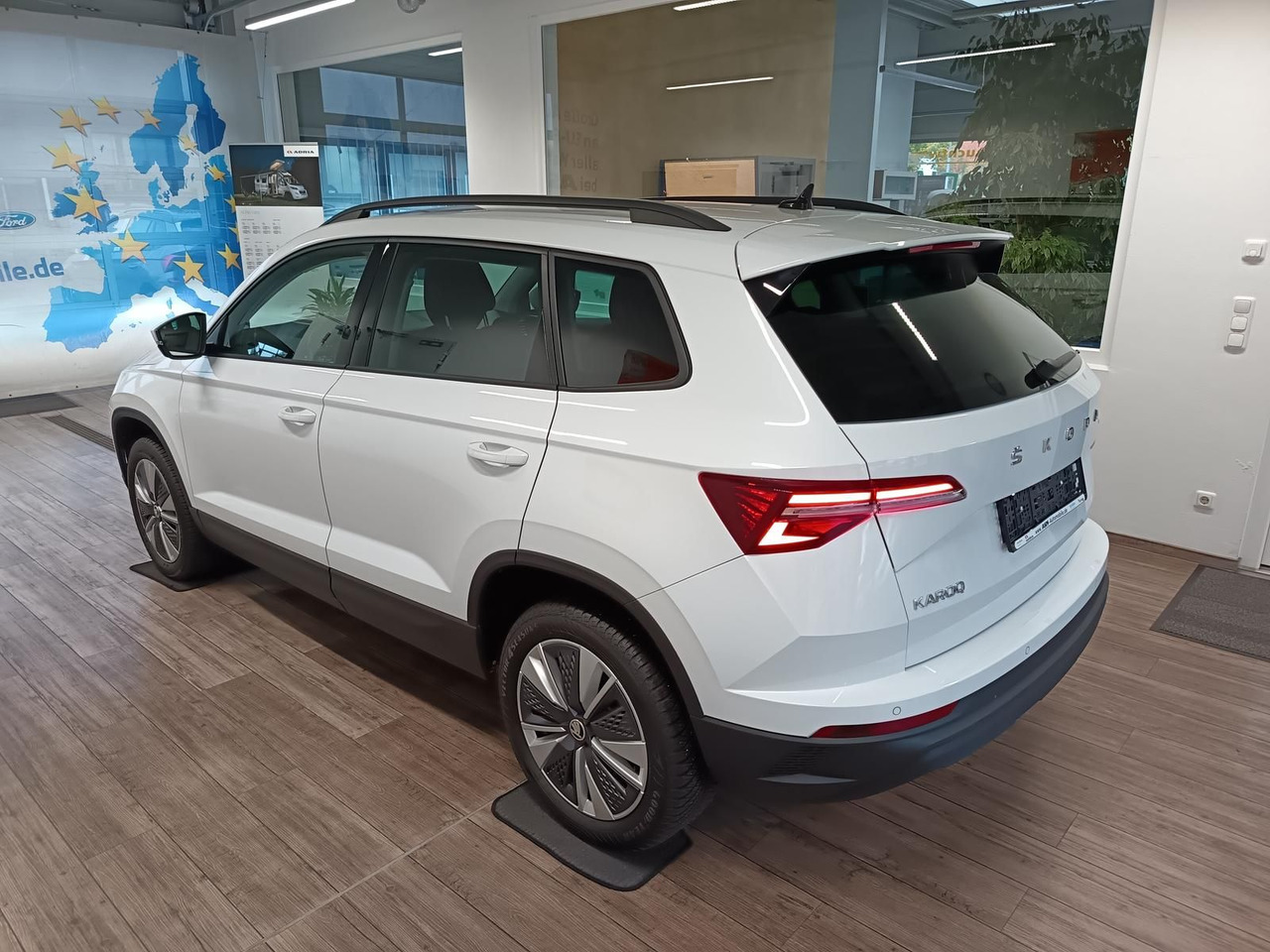 Skoda Karoq Style 1,5 TSI DSG*AHK*NAVI*LED*R-KAM*2xPDC - Джип: снимка 4 Skoda Karoq Style 1,5 TSI DSG*AHK*NAVI*LED*R-KAM*2xPDC - Джип: снимка 4
