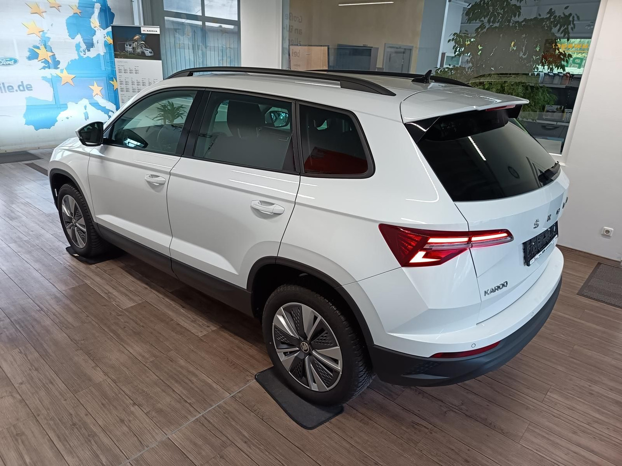 Skoda Karoq Style 1,5TSI DSG*AHK-VORBER*NAVI*LED*R-KAM - Джип: снимка 4 Skoda Karoq Style 1,5TSI DSG*AHK-VORBER*NAVI*LED*R-KAM - Джип: снимка 4