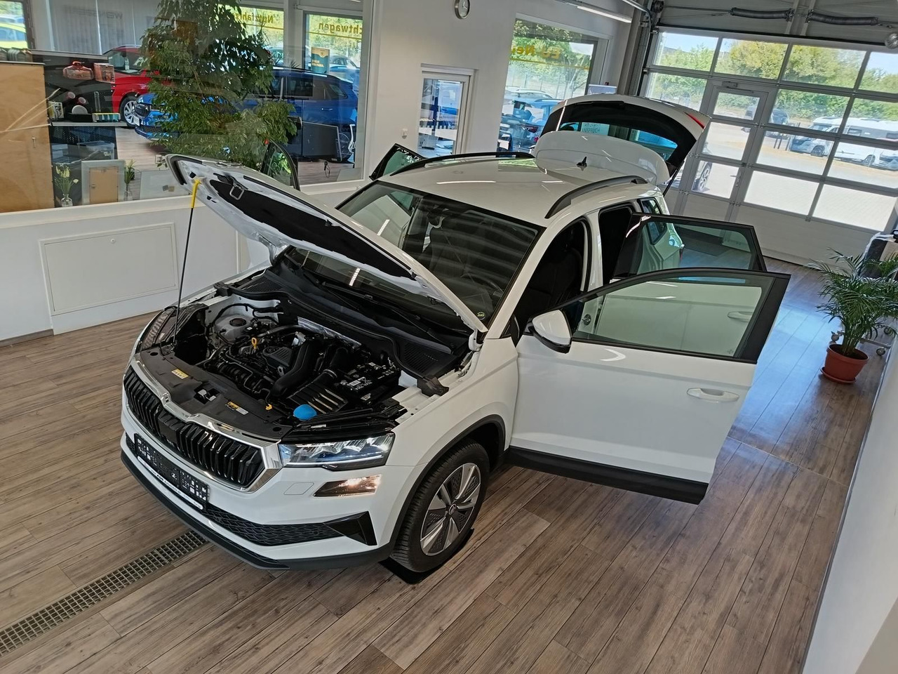 Skoda Karoq Style 1,5TSI DSG*AHK-VORBER*NAVI*LED*R-KAM - Джип: снимка 2 Skoda Karoq Style 1,5TSI DSG*AHK-VORBER*NAVI*LED*R-KAM - Джип: снимка 2