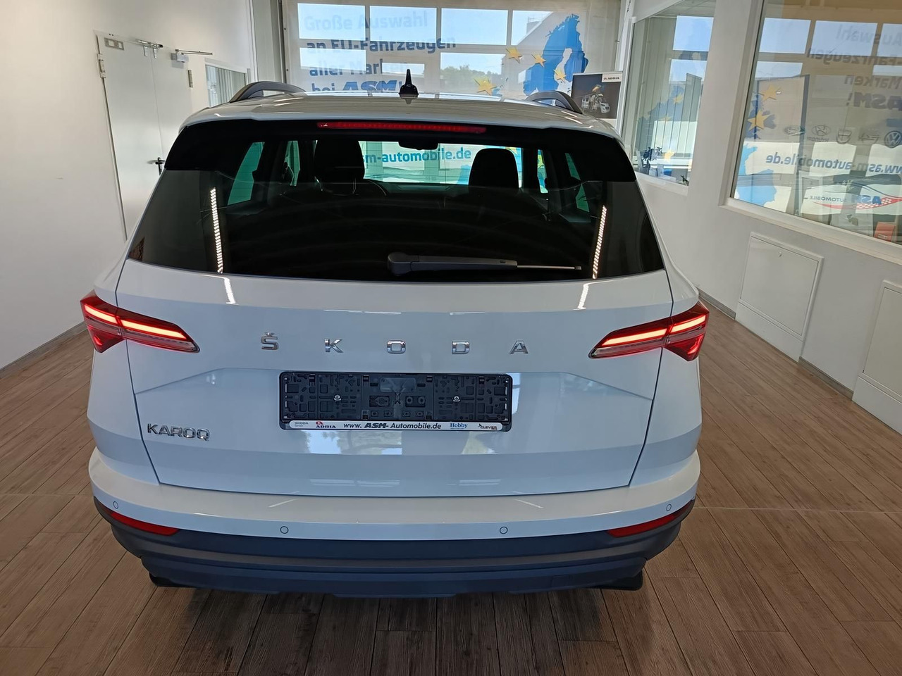 Skoda Karoq Style 1,5TSI DSG*AHK-VORBER*NAVI*LED*R-KAM - Джип: снимка 5 Skoda Karoq Style 1,5TSI DSG*AHK-VORBER*NAVI*LED*R-KAM - Джип: снимка 5