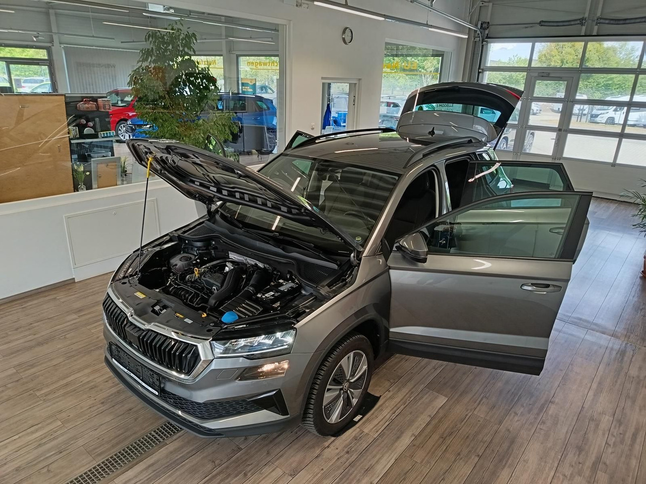 Skoda Karoq Style 1,5TSI DSG*AHK-VORBER*NAVI*LED*R-KAM - Джип: снимка 2 Skoda Karoq Style 1,5TSI DSG*AHK-VORBER*NAVI*LED*R-KAM - Джип: снимка 2