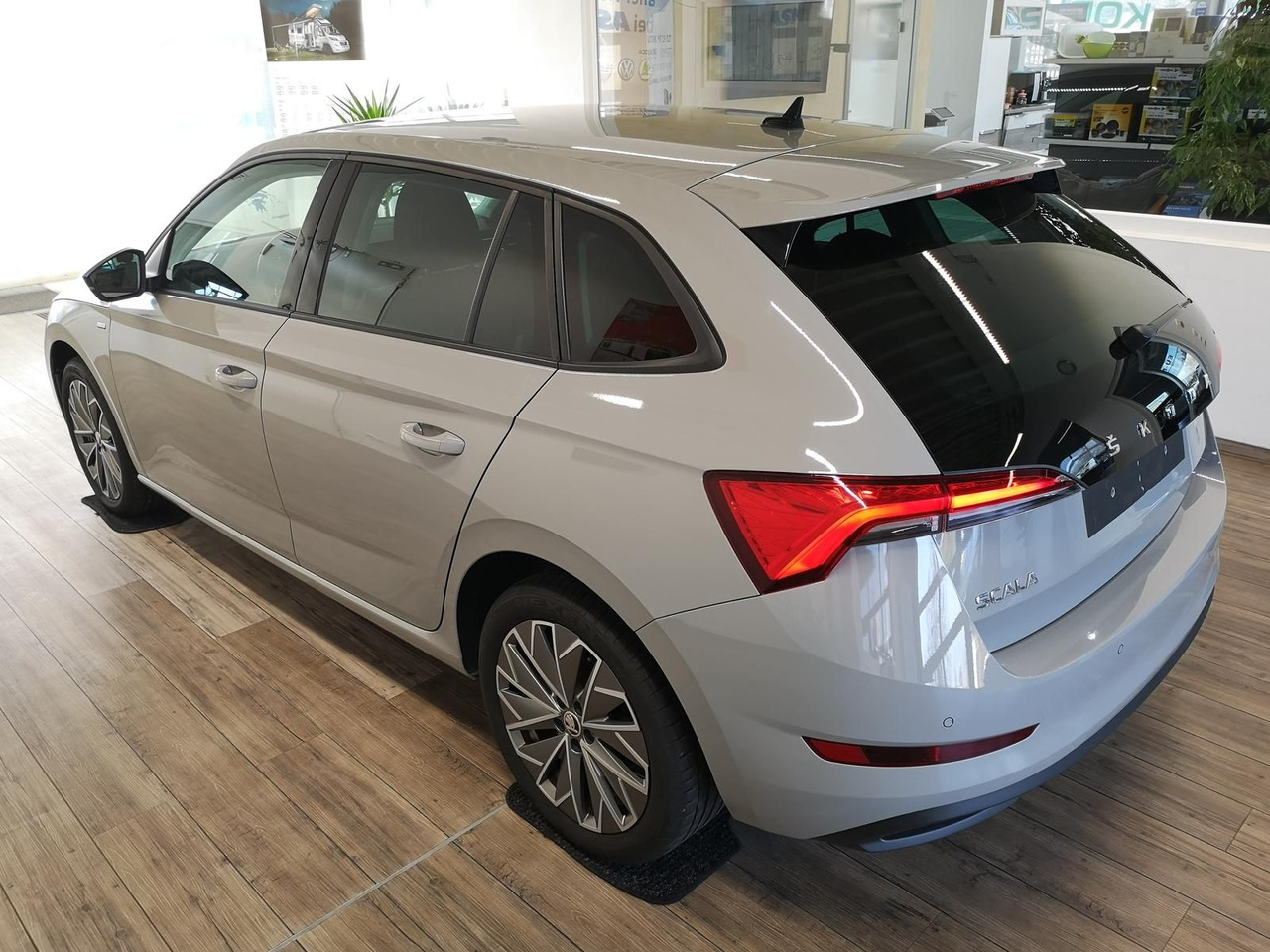 Skoda Scala Ambition 1,0 TSI 81 kW*NAVI*LED*R-KAM*PDC* - Седан: снимка 4 Skoda Scala Ambition 1,0 TSI 81 kW*NAVI*LED*R-KAM*PDC* - Седан: снимка 4