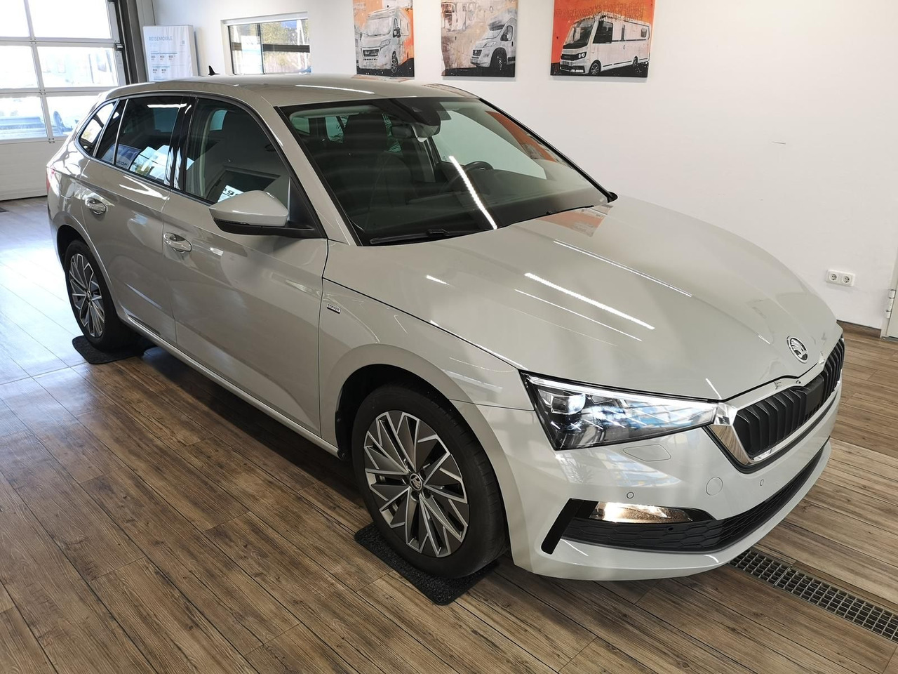 Skoda Scala Ambition 1,0 TSI 81 kW*NAVI*LED*R-KAM*PDC* - Седан: снимка 3 Skoda Scala Ambition 1,0 TSI 81 kW*NAVI*LED*R-KAM*PDC* - Седан: снимка 3