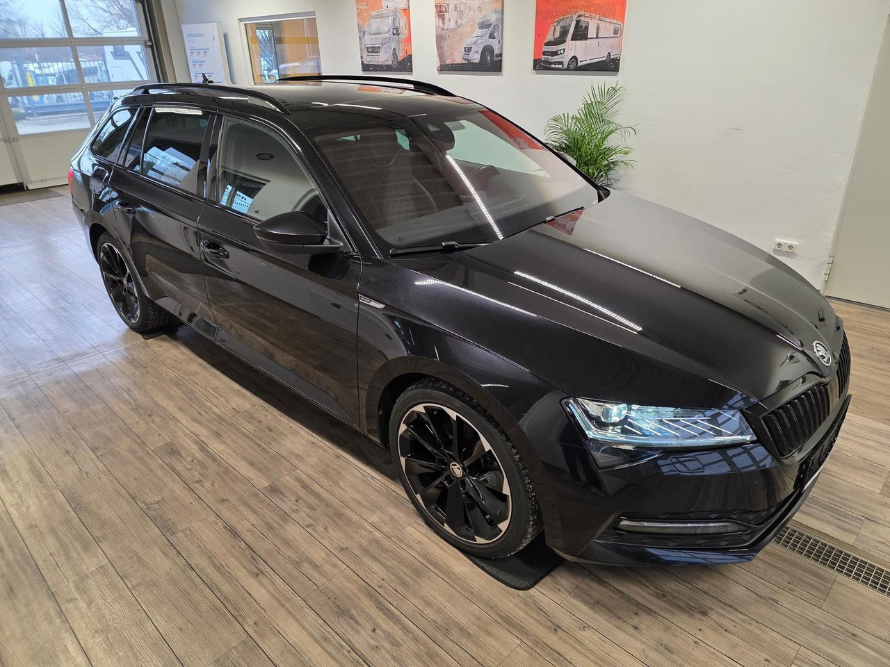 Skoda Superb Combi Sportline 2,0 TDI 4x4*PSD*360°*AHK* - Лек автомобил: снимка 3 Skoda Superb Combi Sportline 2,0 TDI 4x4*PSD*360°*AHK* - Лек автомобил: снимка 3