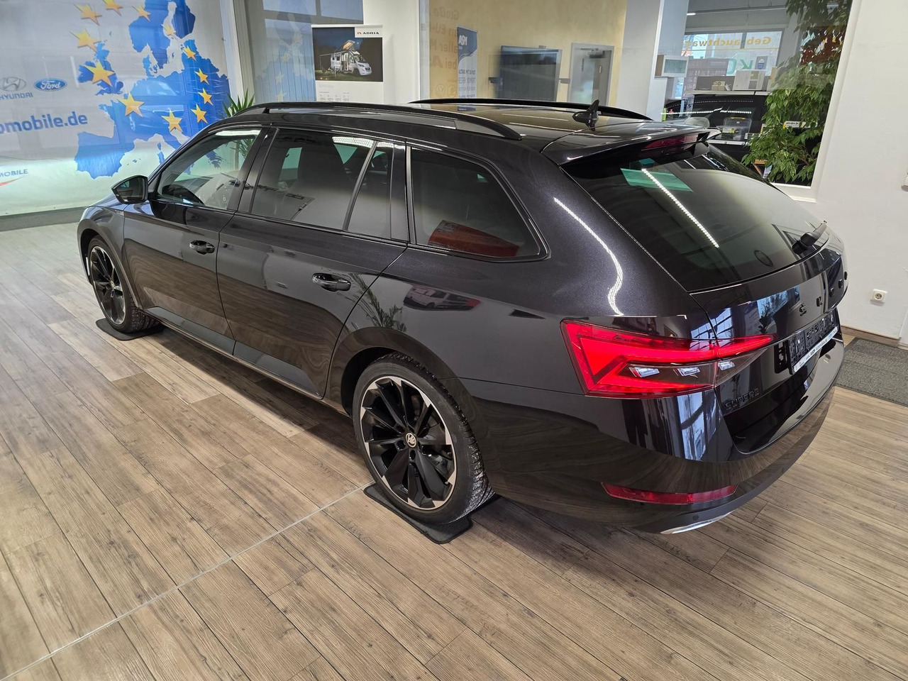 Skoda Superb Combi Sportline 2,0 TDI 4x4*PSD*360°*AHK* - Лек автомобил: снимка 4 Skoda Superb Combi Sportline 2,0 TDI 4x4*PSD*360°*AHK* - Лек автомобил: снимка 4