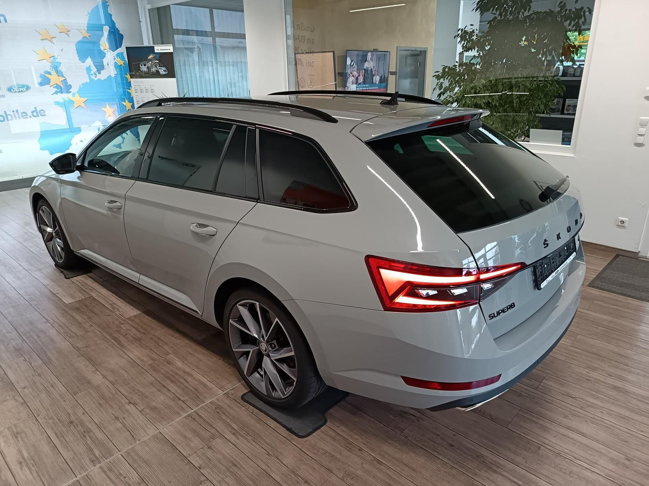 Skoda Superb Combi Sportline 2.0TSI DSG4x4*AHK*DCC*ACC - Комби: снимка 4 Skoda Superb Combi Sportline 2.0TSI DSG4x4*AHK*DCC*ACC - Комби: снимка 4