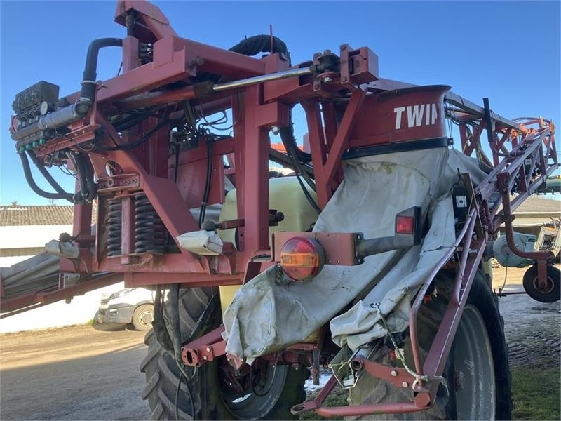 Hardi COMMANDER 4200 TWIN 28 m - Прикачна пръскачка: снимка 3 Hardi COMMANDER 4200 TWIN 28 m - Прикачна пръскачка: снимка 3