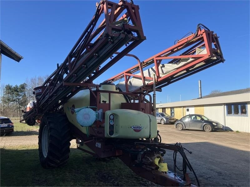 Hardi COMMANDER 4200 TWIN 28 m - Прикачна пръскачка: снимка 1 Hardi COMMANDER 4200 TWIN 28 m - Прикачна пръскачка: снимка 1