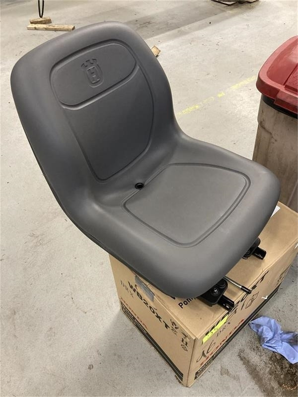 Husqvarna P524X Efi Sæde - Fabriksnyt 591352601 - Седалка за Селскостопанска техника: снимка 1 Husqvarna P524X Efi Sæde - Fabriksnyt 591352601 - Седалка за Селскостопанска техника: снимка 1