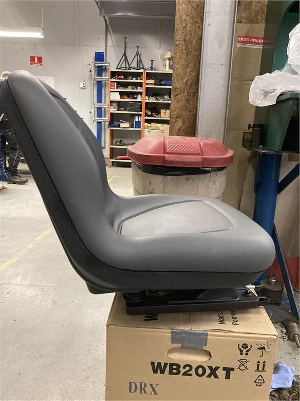 Husqvarna P524X Efi Sæde - Fabriksnyt 591352601 - Седалка за Селскостопанска техника: снимка 2 Husqvarna P524X Efi Sæde - Fabriksnyt 591352601 - Седалка за Селскостопанска техника: снимка 2