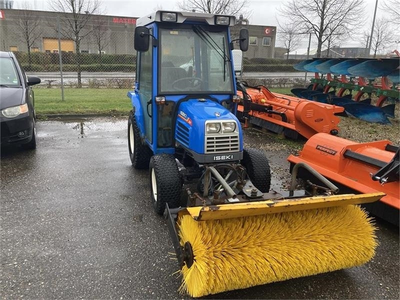Iseki 321 med 130 cm kost og saltspreder - Трактор за комунални дейности: снимка 2 Iseki 321 med 130 cm kost og saltspreder - Трактор за комунални дейности: снимка 2